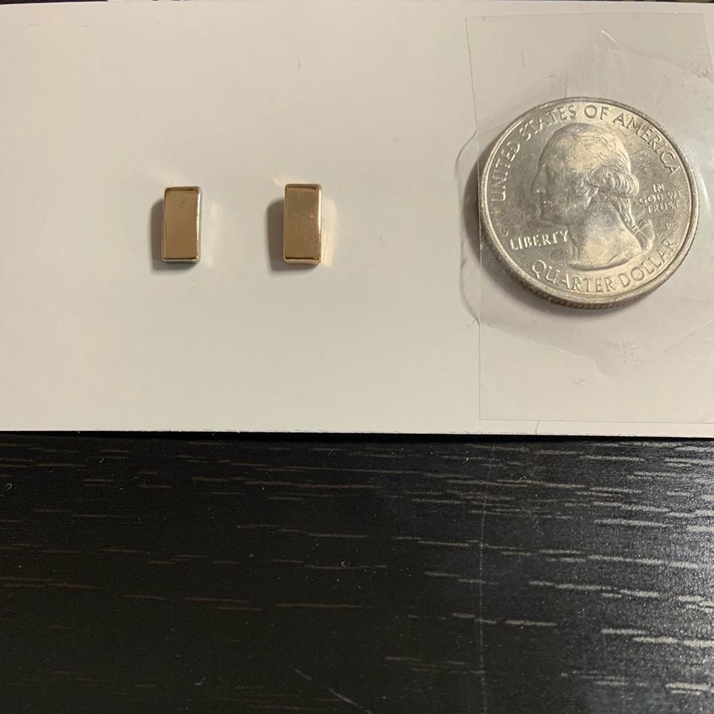 Golden rectangle studs